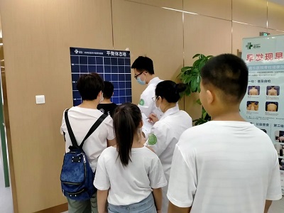 直樂醫(yī)院青少年脊柱側(cè)彎公益篩查